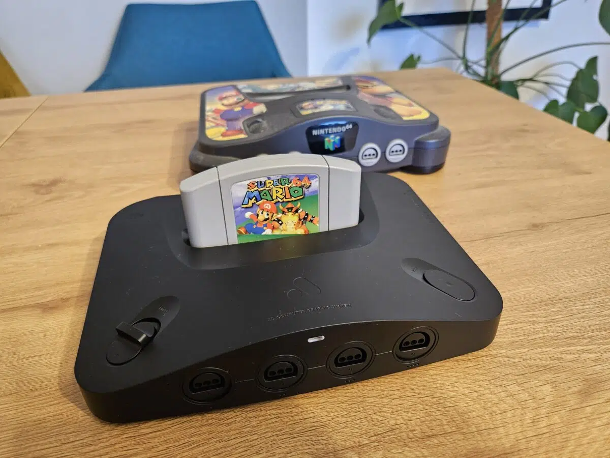 Analogue 3D Konsole neben N64 Vergleich 3 Analogue 3D Konsole neben N64 Vergleich 3