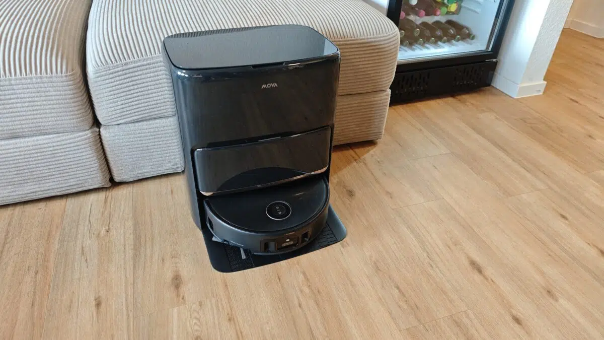 Mova Z60 Ultra Complete in der Station seitlich Mova Z60 Ultra Complete in der Station seitlich