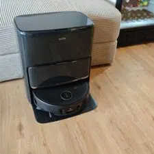 Mova Z60 Ultra Complete in der Station seitlich