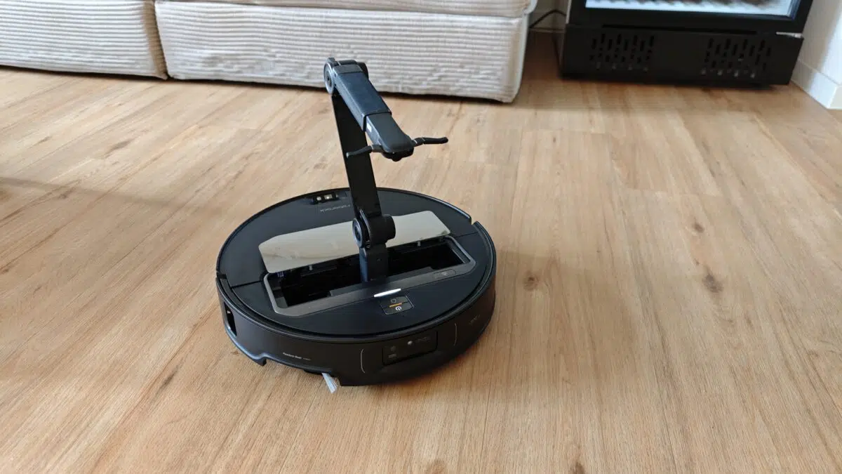 Roborock Saros Z70 Arm ausgefahren Roborock Saros Z70 Arm ausgefahren