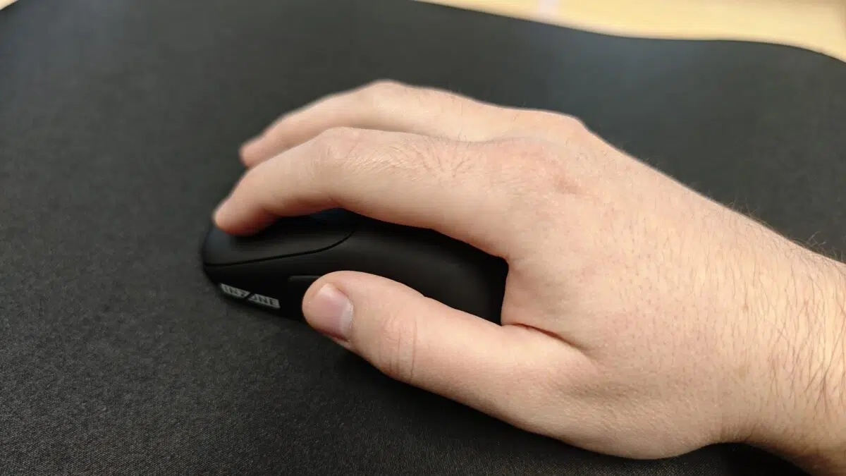 Sony Inzone Mouse-A in der Hand