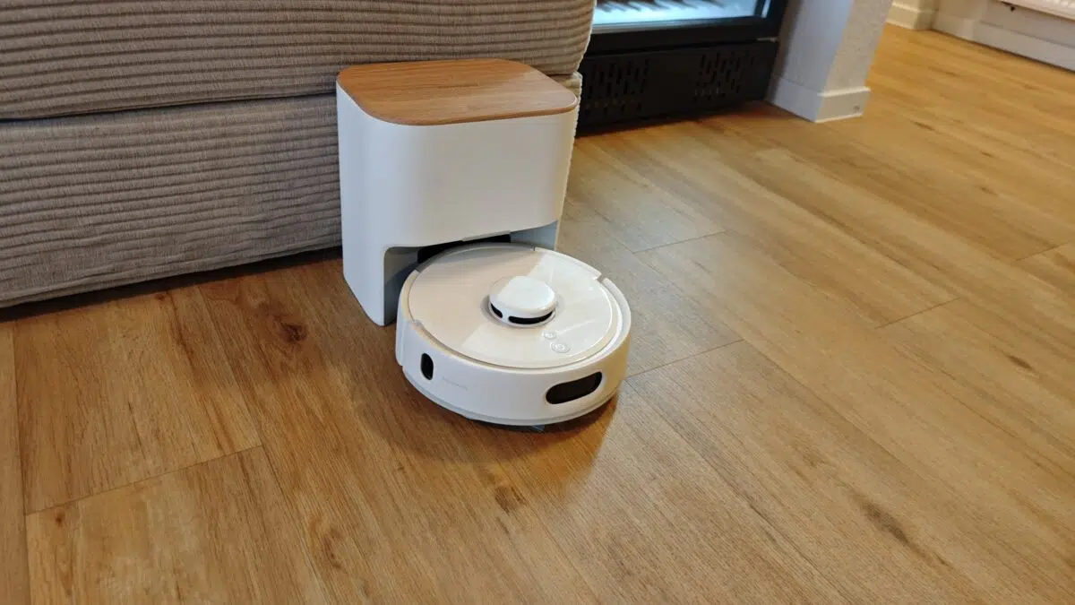 SwitchBot K11+ in der Station