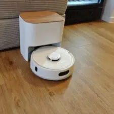 SwitchBot K11+ in der Station