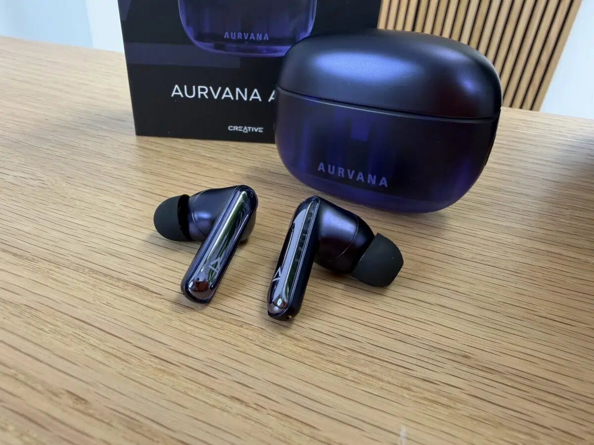 Creative Aurvana Ace 3 Hoerer auf Tisch