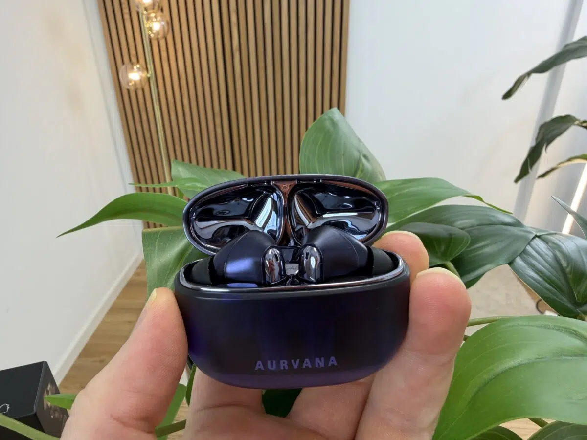 Creative Aurvana Ace 3 Hoerer in Hand