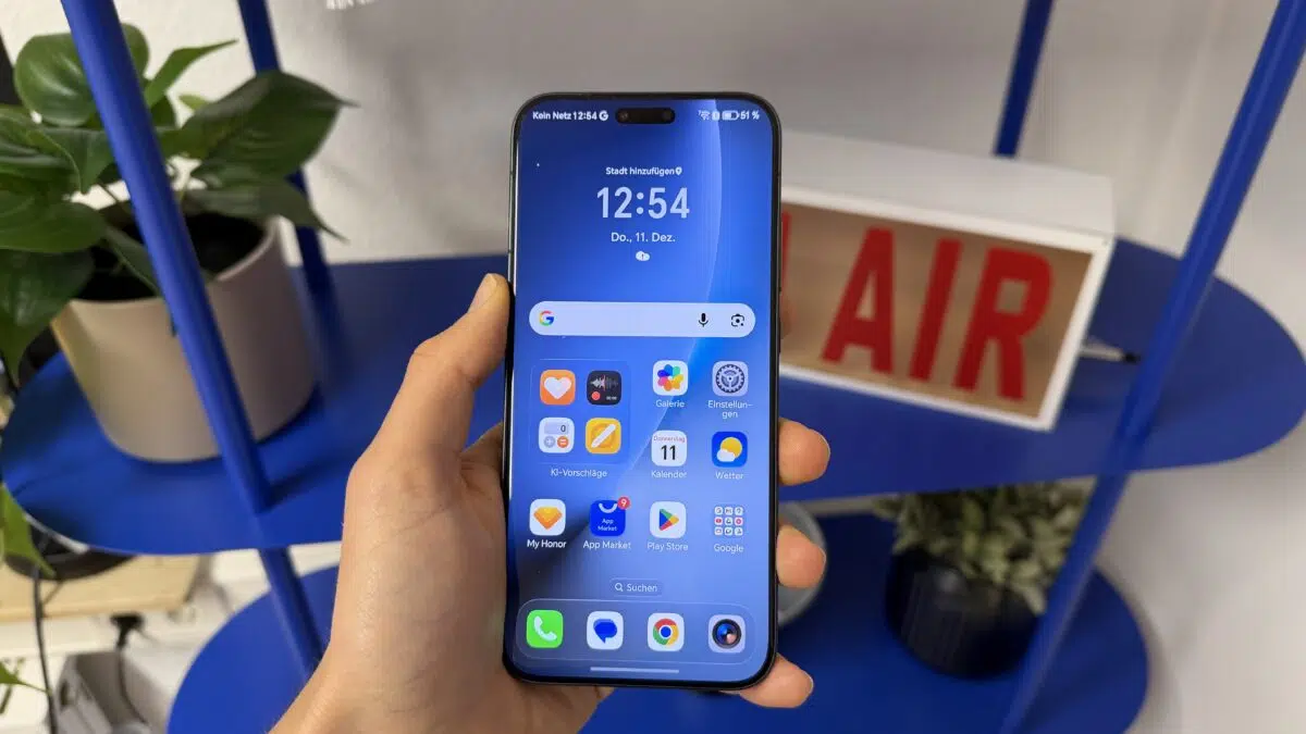 Honor Magic 8 Pro Smartphone in Hand