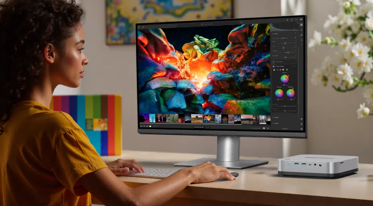 Minisforum AI X1 Pro-470 auf dem Tisch