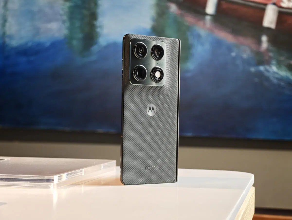 Motorola razr fold Foldable Smartphone Rueckseite Schwarz stehend