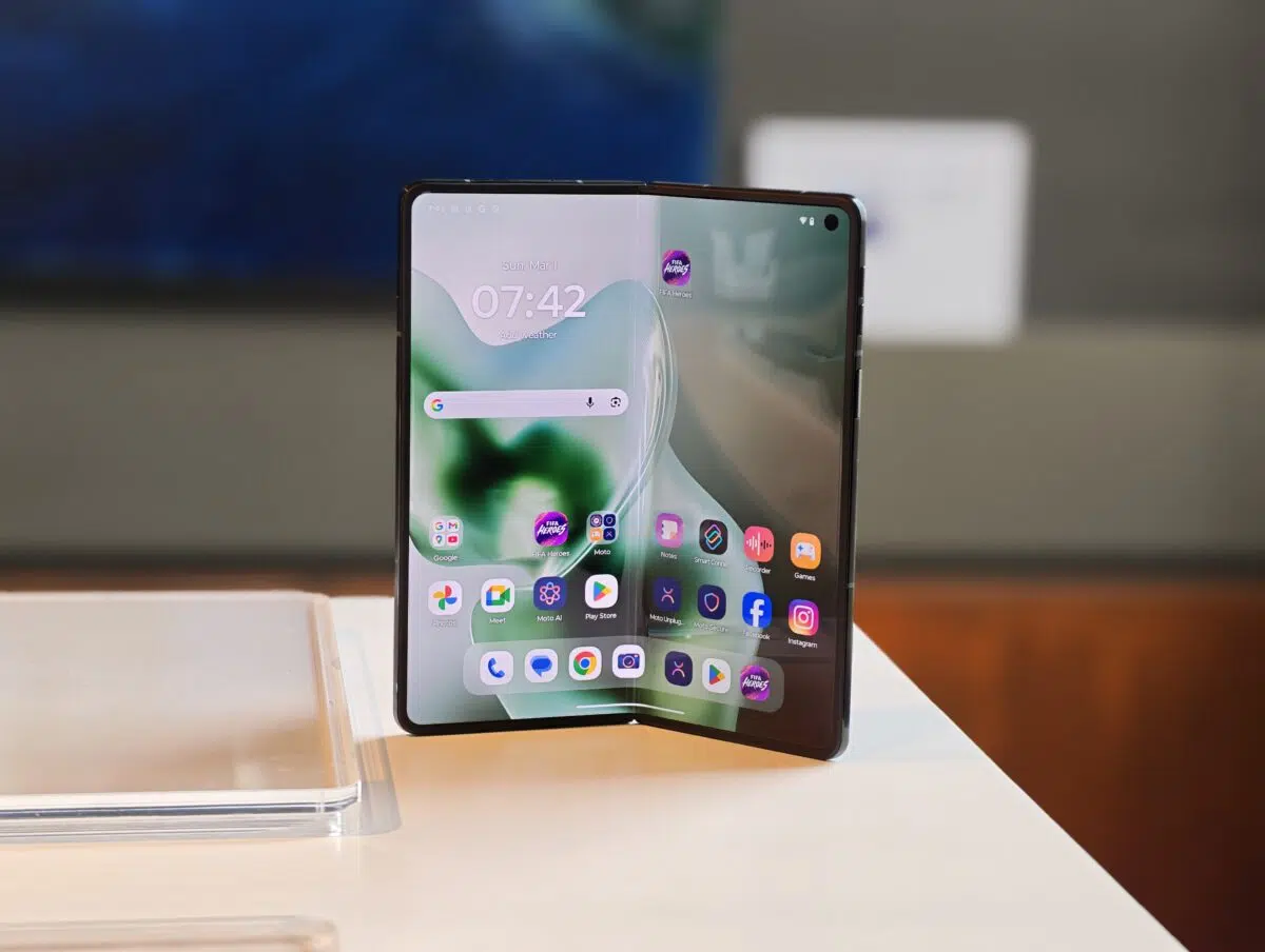 Motorola razr fold Foldable Smartphone stehend