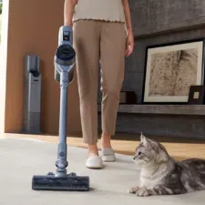 Narwal V40 Station bei der Reinigung