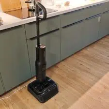 Roborock F25 Ace Pro in der Station