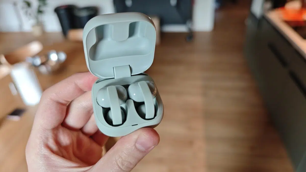 Sony LinkBuds Clip in der Hand