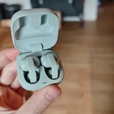 Sony LinkBuds Clip in der Hand