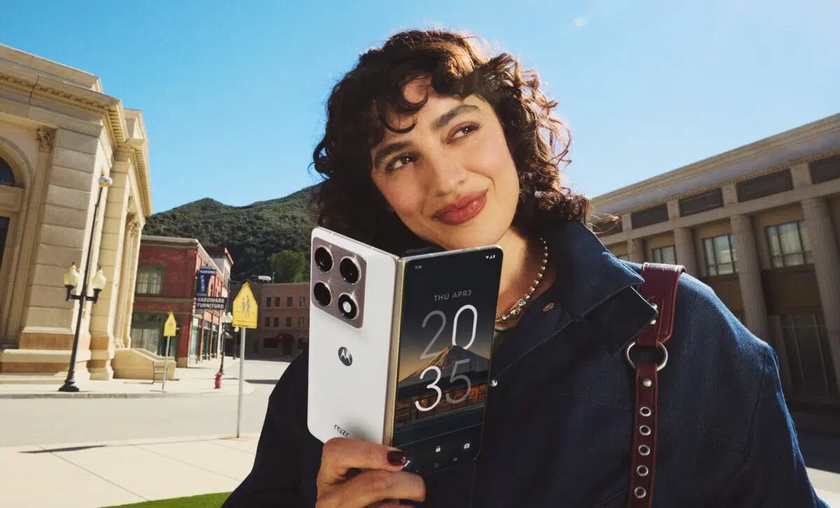 motorola razr fold in der hand