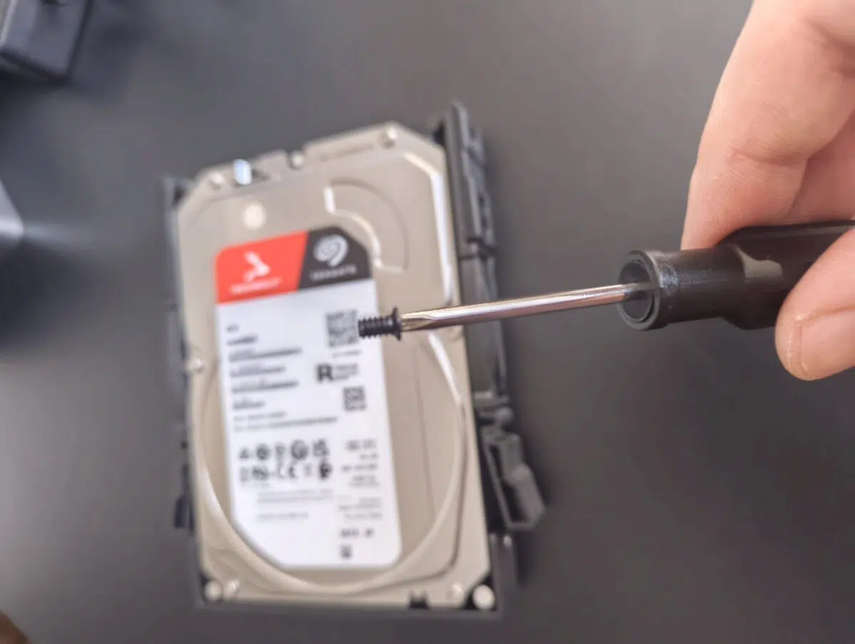 ugreen dh2300 magnetische schrauben