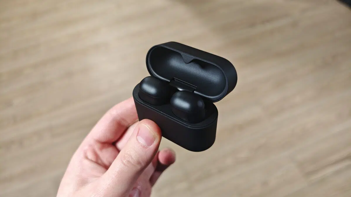 Sony WF-1000XM6 Case in der Hand