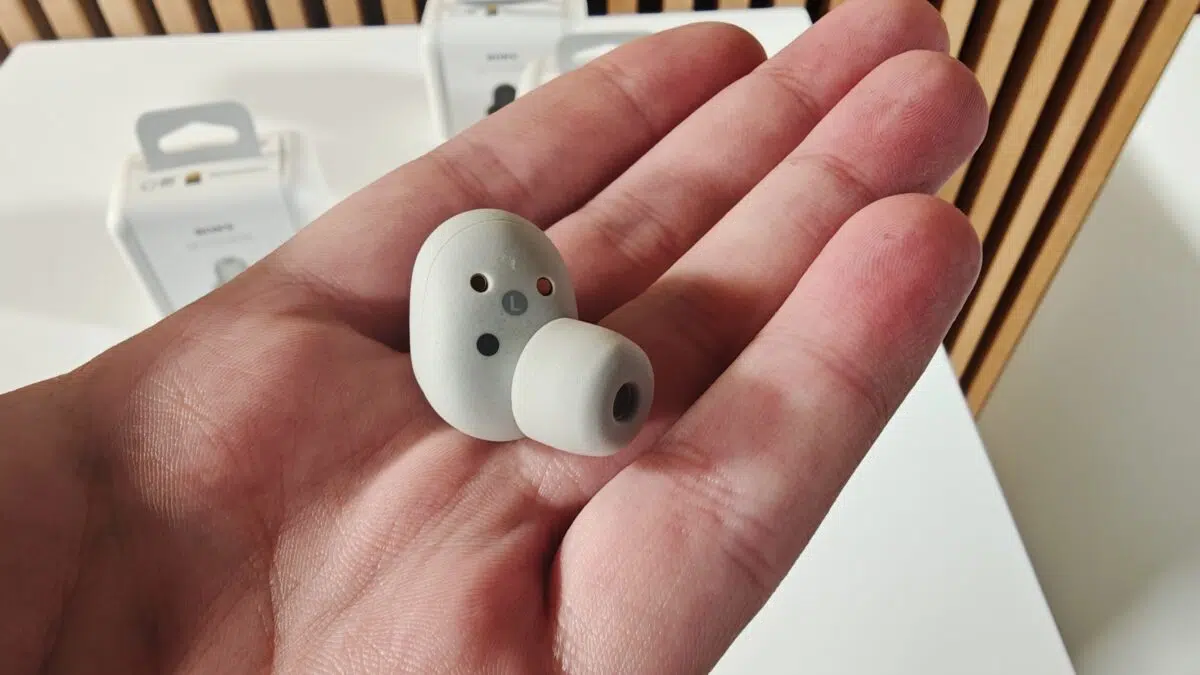 Sony WF-1000XM6 in der Hand