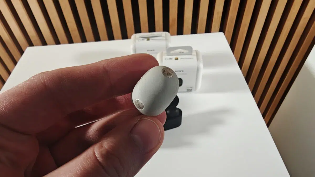 Sony WF-1000XM6 in der Hand Rückseite