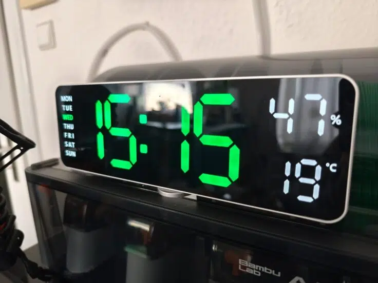 digitale Wanduhr Temperatur und Luftfeuchtigkeit