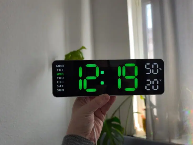 digitale Wanduhr richtige Einstellungen