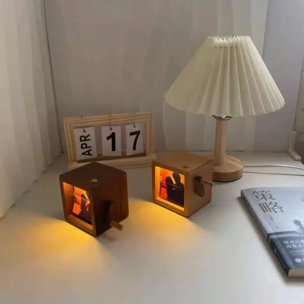 handgekurbelte Fotoalbum auf Tisch