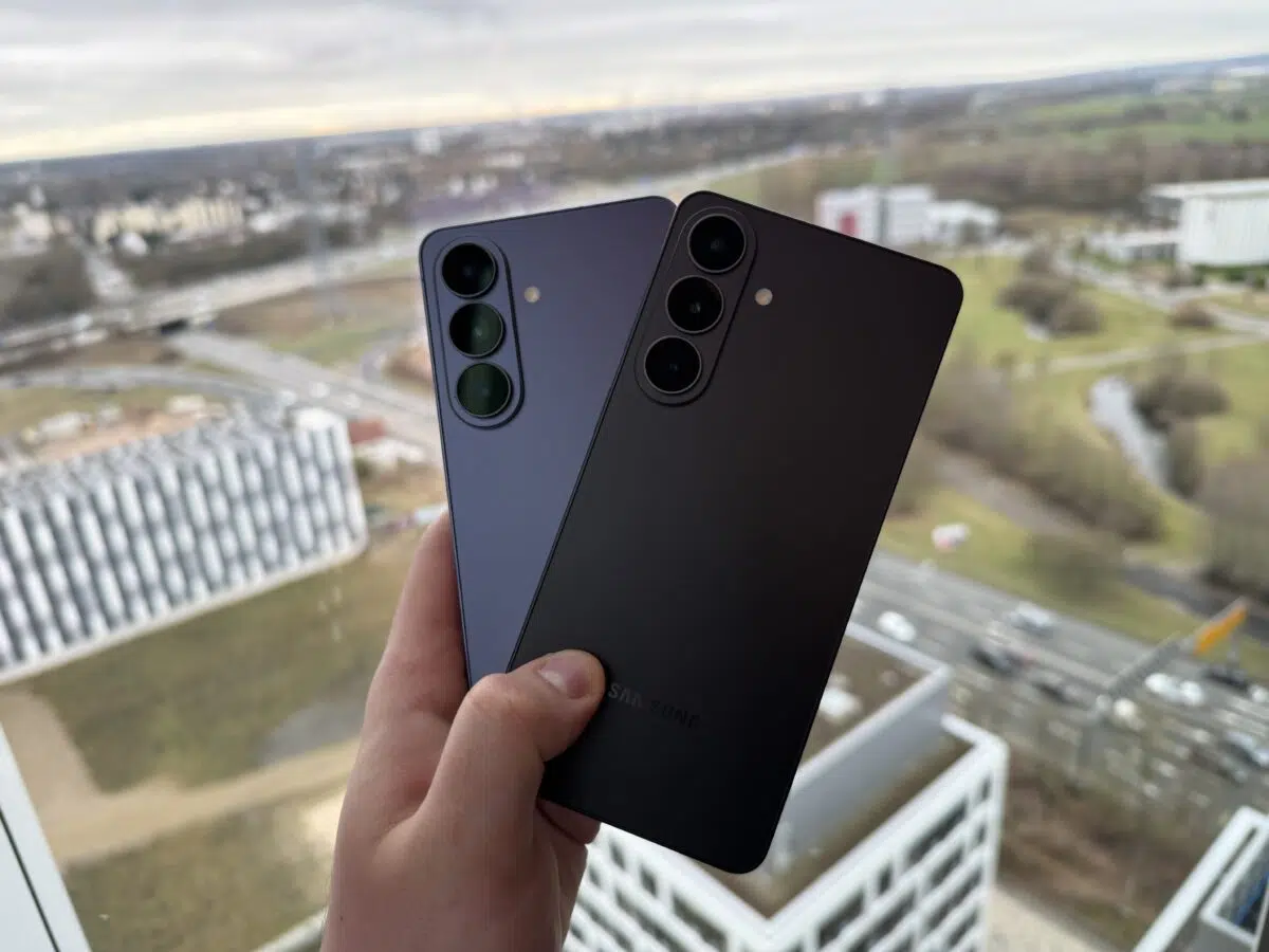 samsung galaxy s26 in der hand beide modelle samsung galaxy s26 in der hand beide modelle