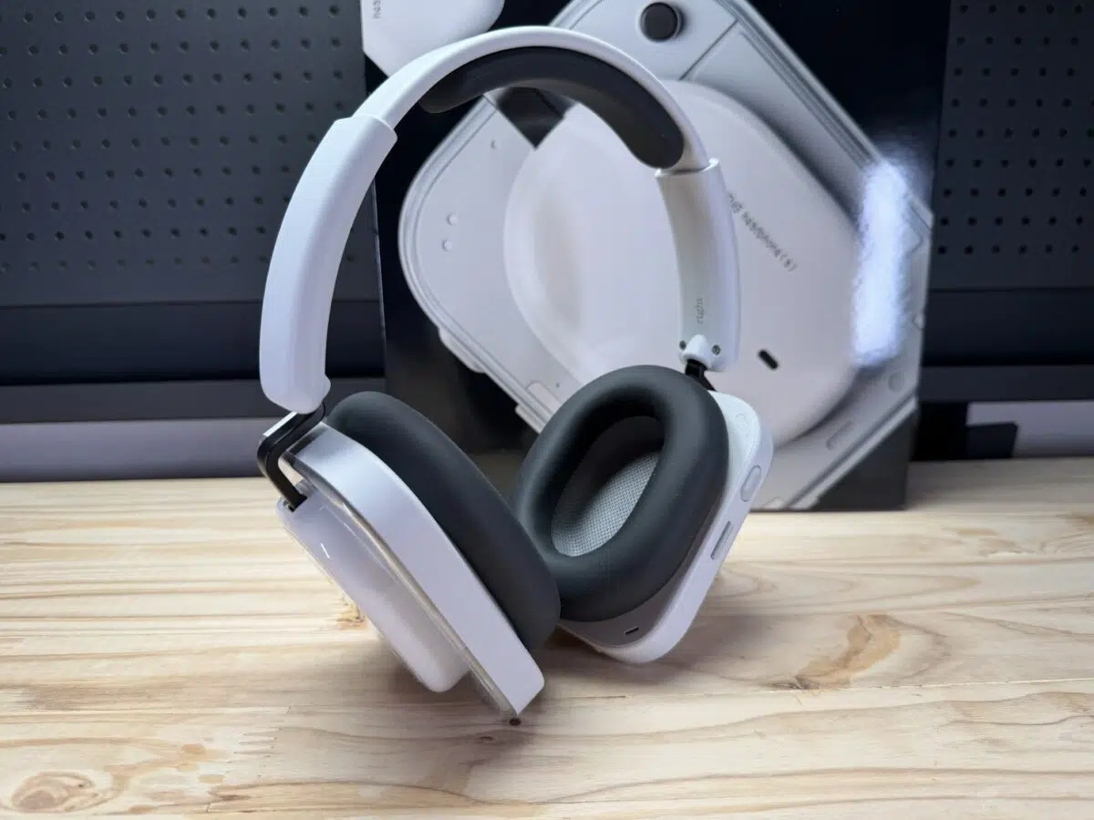 Nothing Headphone a stehend auf tisch