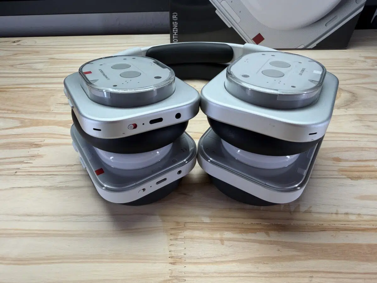 Nothing Headphone a und 1 gestaplt