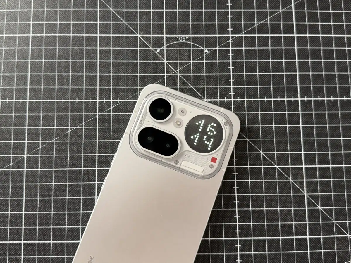 Nothing Phone 4a Pro Rueckseite mit Display