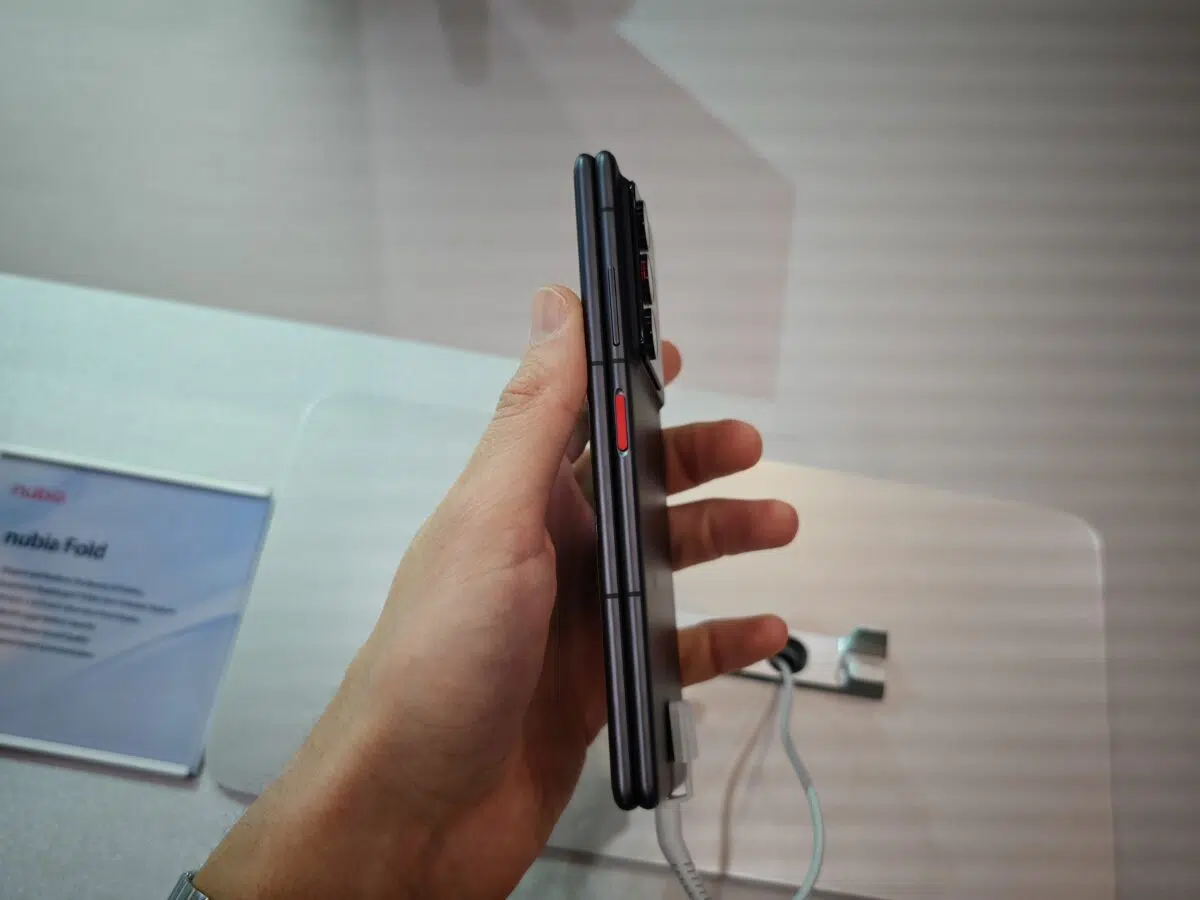 Nubia Fold Smartphone Seite