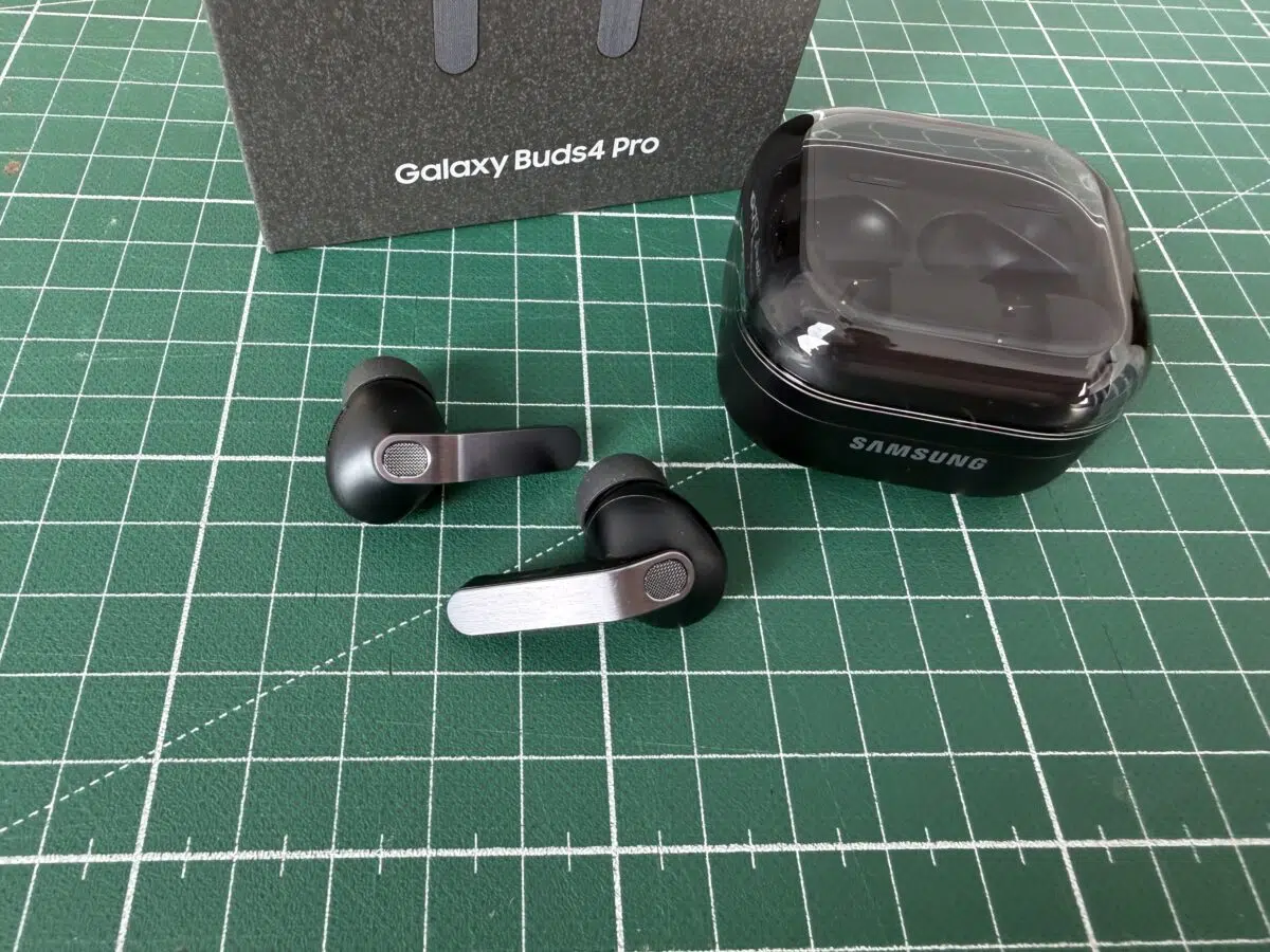 Samsung Galaxy Buds4 Pro Hoerer neben Case