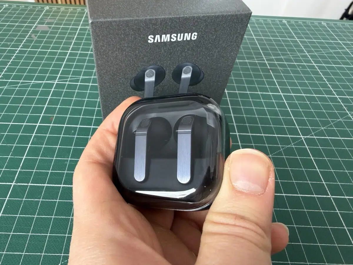 Samsung Galaxy Buds4 Pro durchsichtige Akkubox