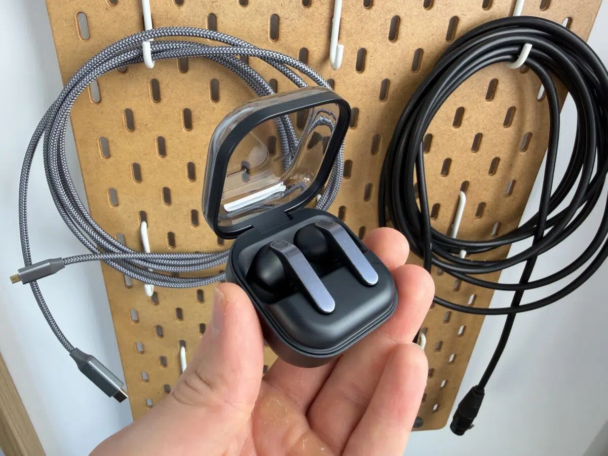 Samsung Galaxy Buds4 Pro in Box in Hand