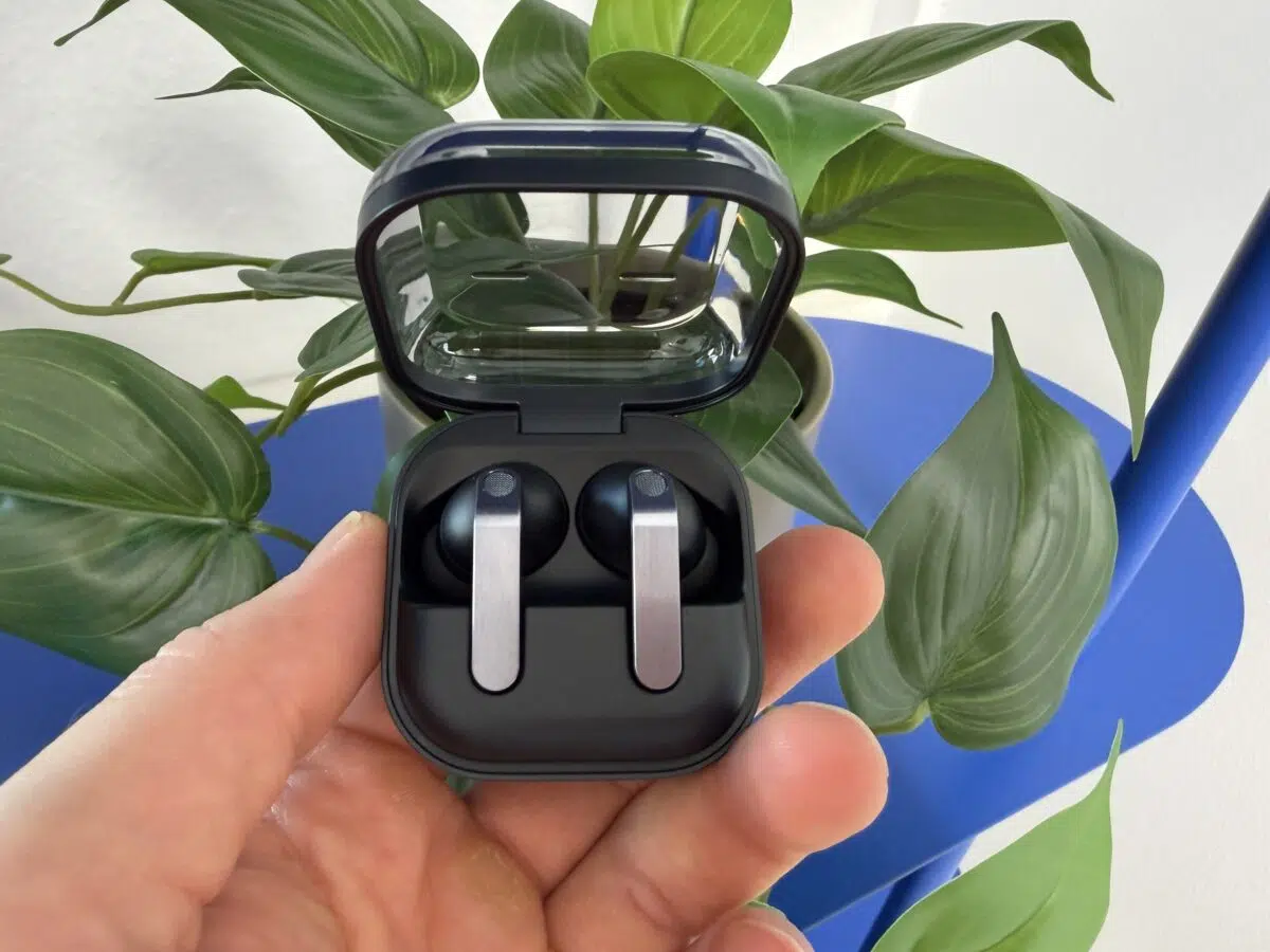 Samsung Galaxy Buds4 Pro in Hand