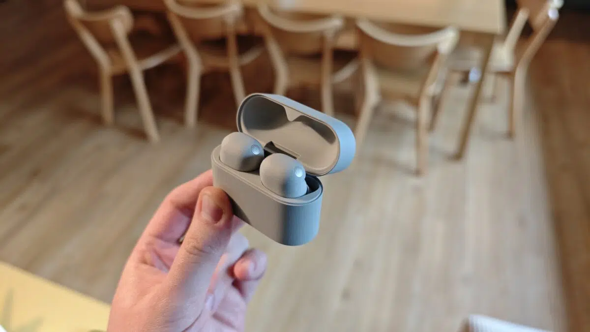 Sony WF 1000XM6 in der Hand Sony WF-1000XM6 in der Hand