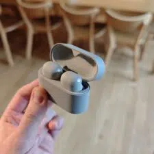 Sony WF-1000XM6 in der Hand