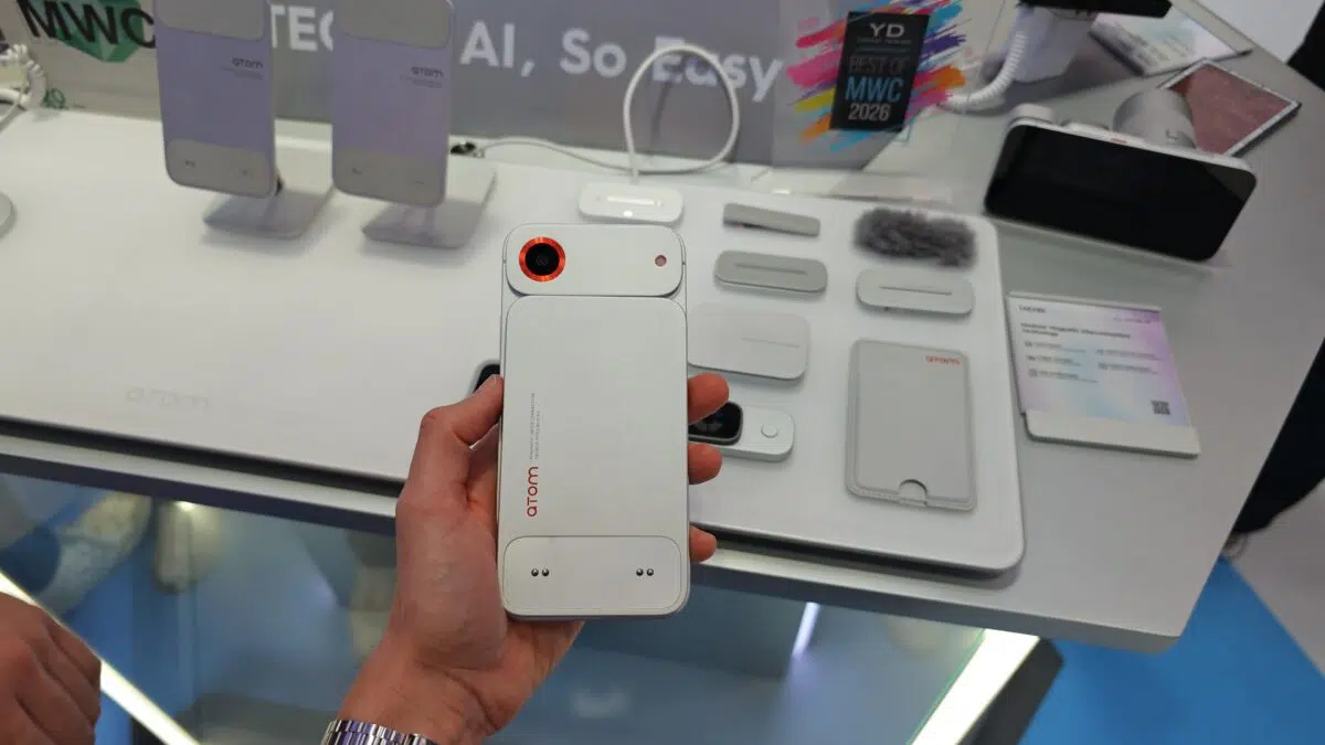tecno modular phone in der hand