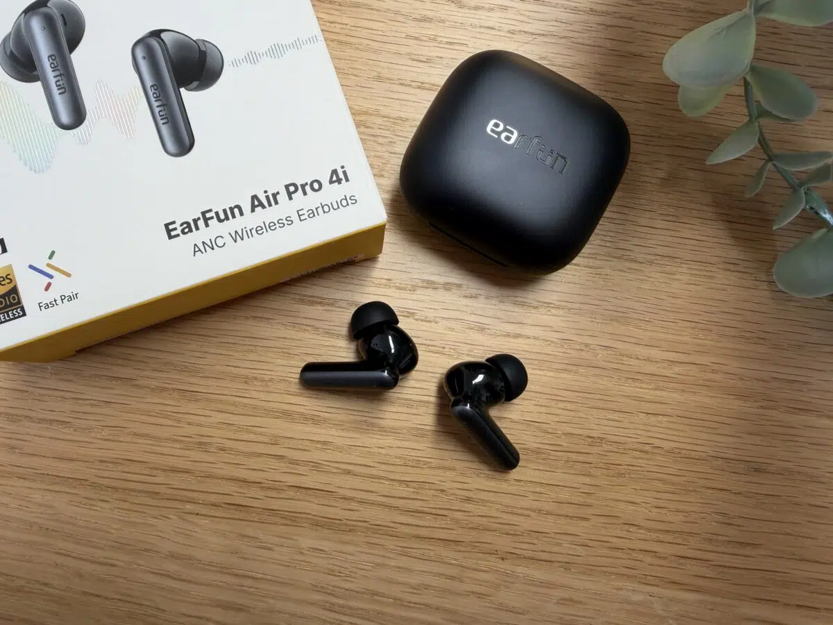 EarFun Air Pro 4i Hoerer und Akkubox