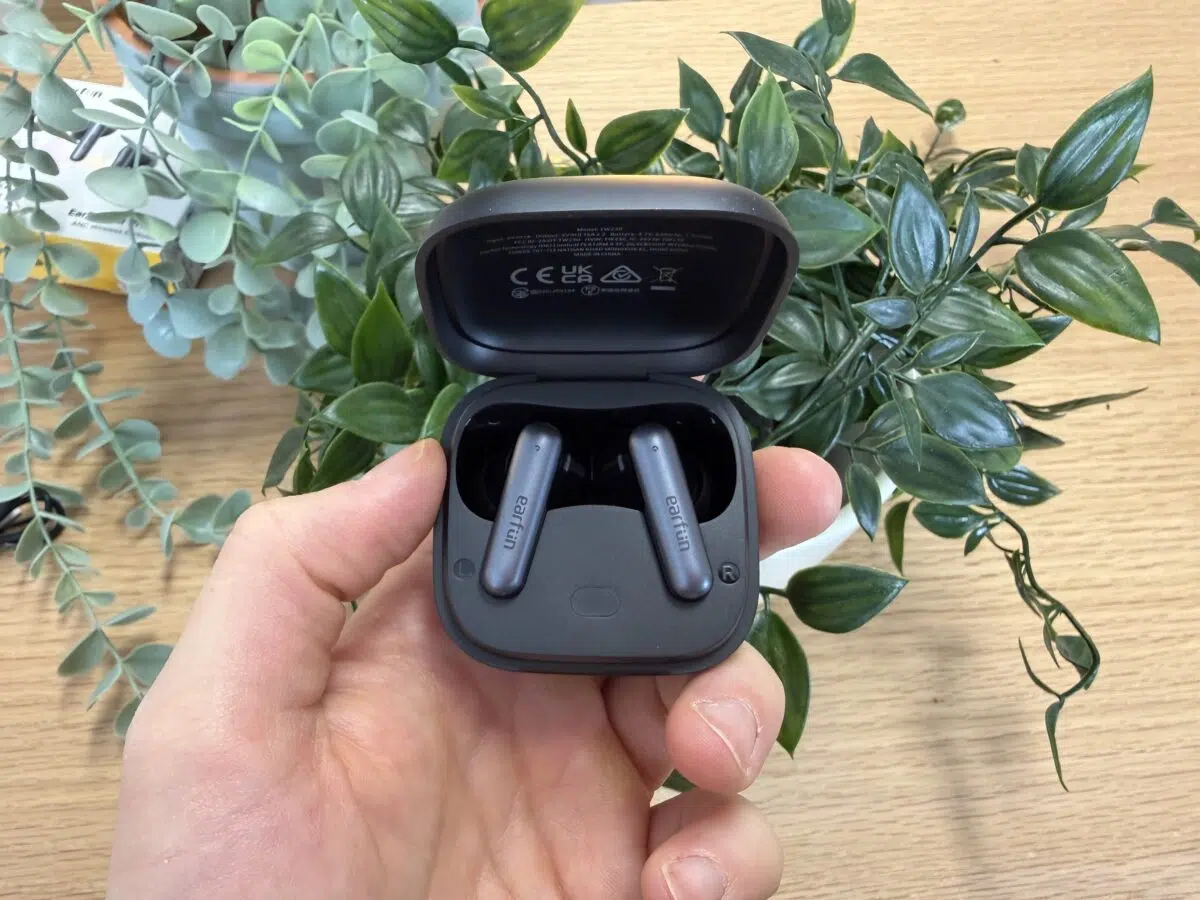 EarFun Air Pro 4i in Akkubox in Hand