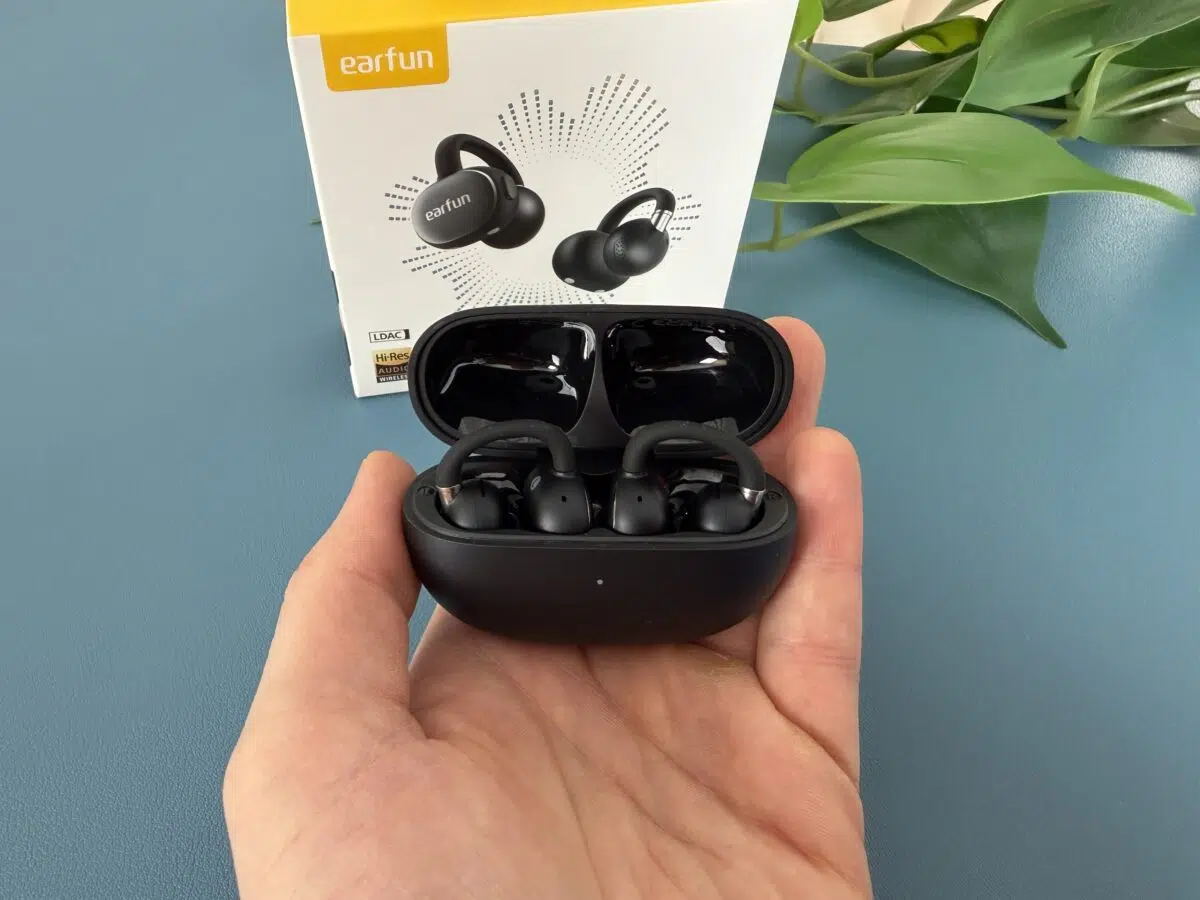 Earfun Clip 2 in Hand