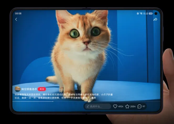 HUAWEI Pura X Max Aufgeklappt in der Hand HUAWEI Pura X Max Aufgeklappt in der Hand