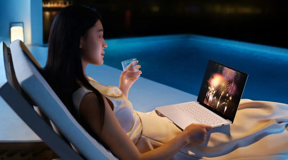 Huawei MateBook 14 (2026) am Pool