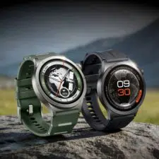 OnePlus Watch 4 auf einem Stein