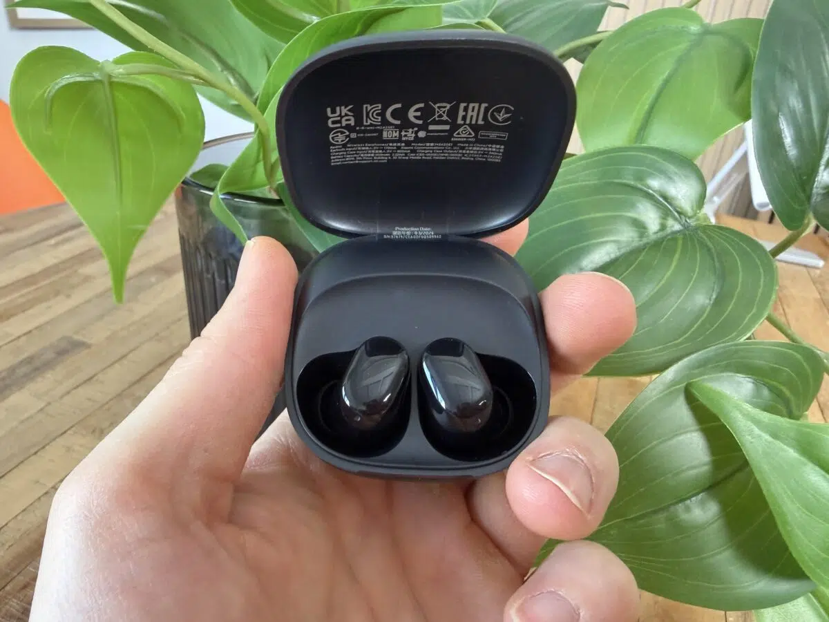 Redmi Buds 6 Play offene Box in Hand