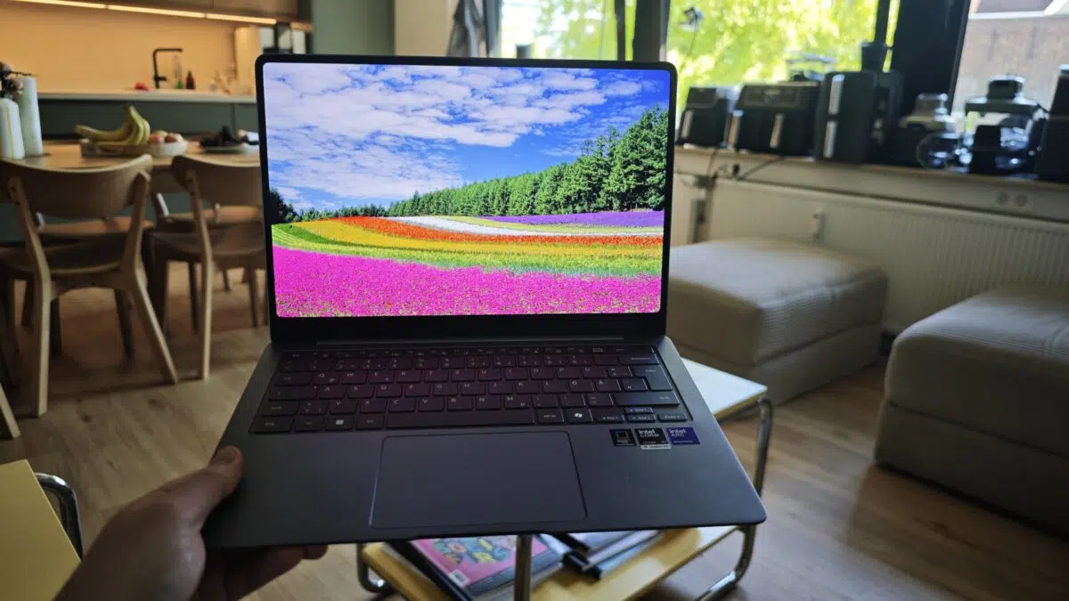 SAMSUNG Galaxy Book6 Pro 14 in der Hand