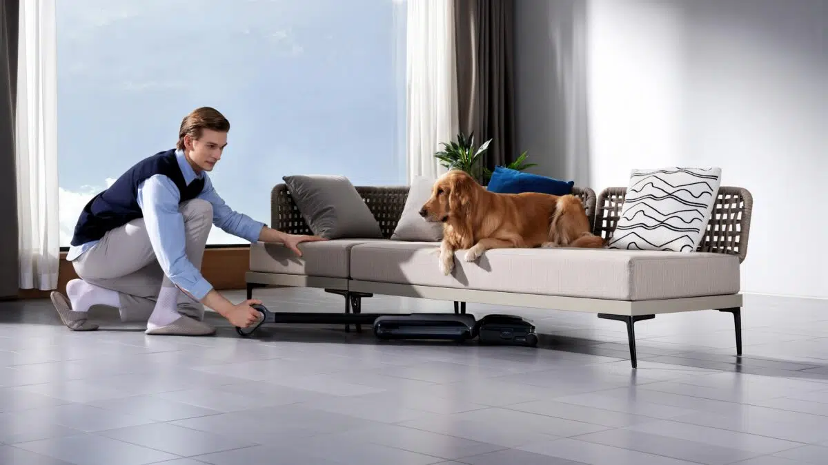JONR H2 beim Wischen unter dem Sofa