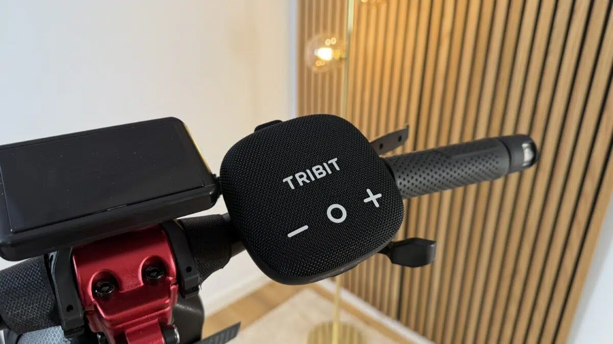 Tribit StormBox Micro 3 an Lenker befestigt