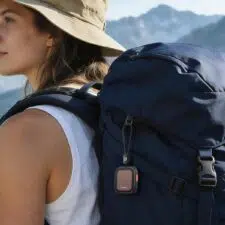UGREEN FineTrack Pro Produktbild am Rucksack
