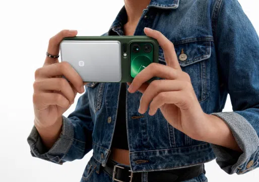 Xiaomi UltraThin Magnetic Powerbank 10.000 mAh in der Hand mit Smartphone