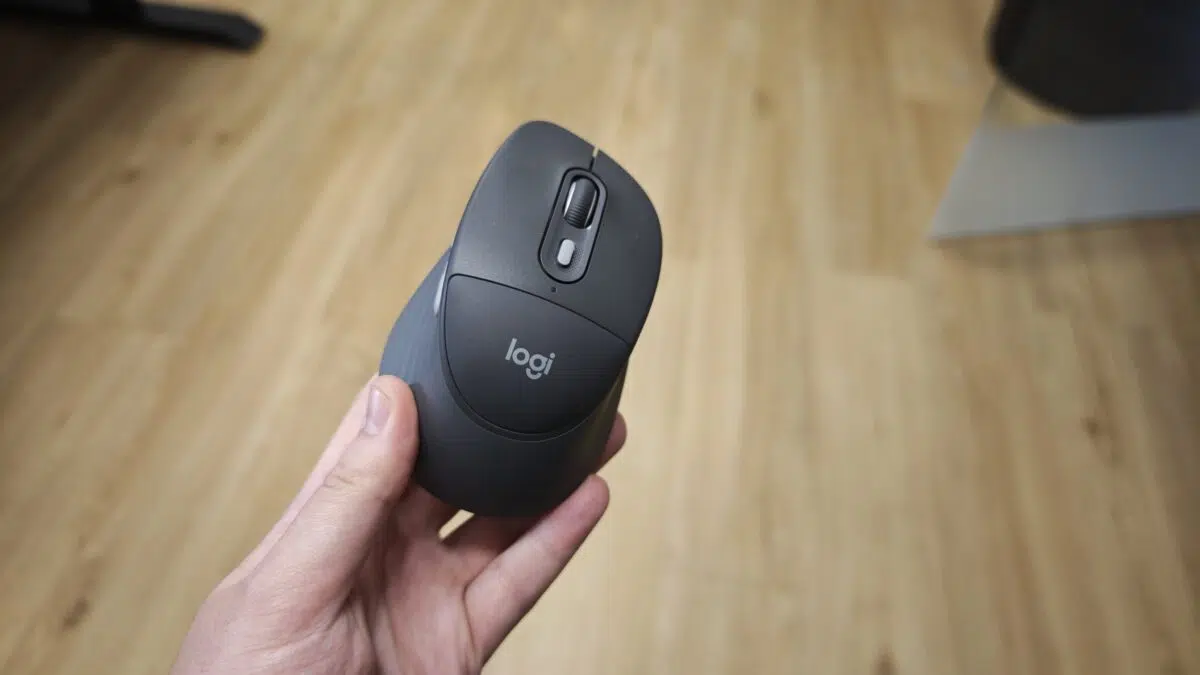 Logitech Signature Comfort Plus Combo MK880 Maus in der Hand Logitech Signature Comfort Plus Combo MK880 Maus in der Hand